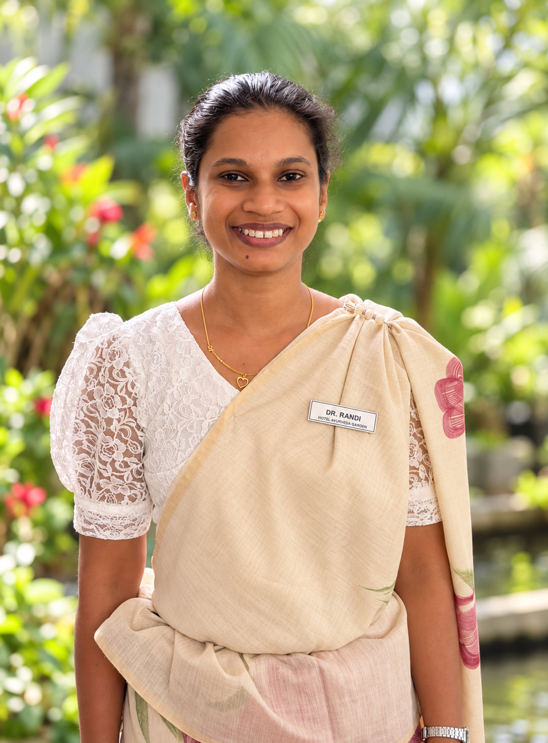 Die Ayurveda-Ärztin Dr. Randi absolvierte ihr Ayurveda-Studium an der Universität Kelaniya und arbeitet seit einigen Jahren als Assistenzärztin im Lanka Ayurveda Garden Resort auf Sri Lanka.